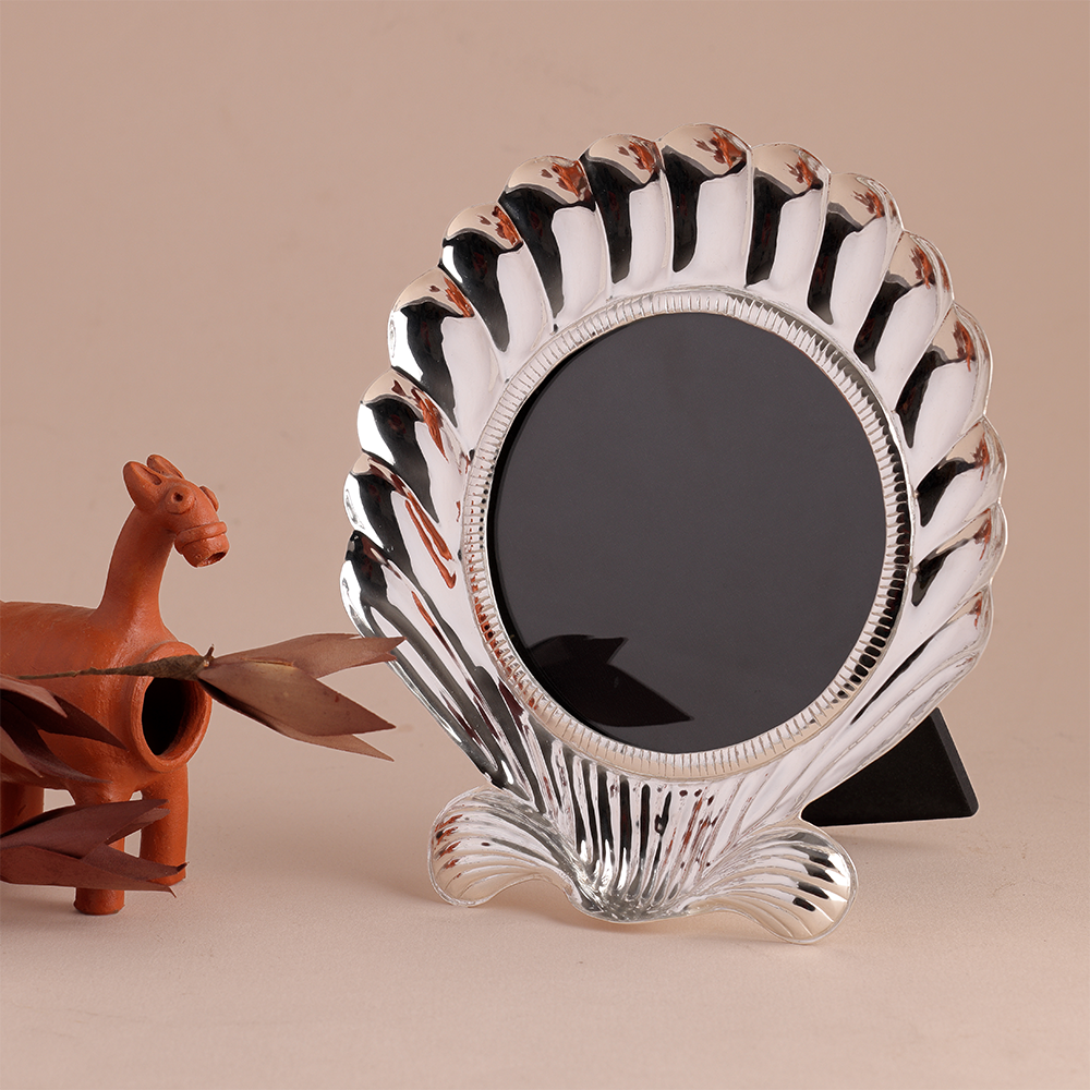 Shell-Inspired Round Photo Frame – Code Silver