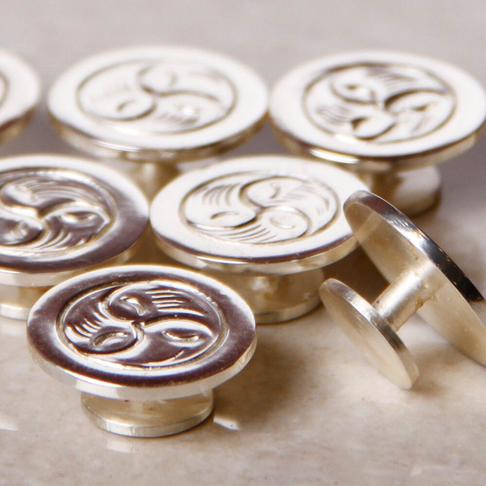 Silver Neck Button Completely handcrafted, made in brass, silver plated and lacquered ...